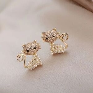 Pearl Cat Stud Earrings